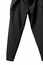 Load image into Gallery viewer, COLINA TUCK SLACKS / WASHABLE WOOL TROPICAL CLOTH (BLACK GREY)