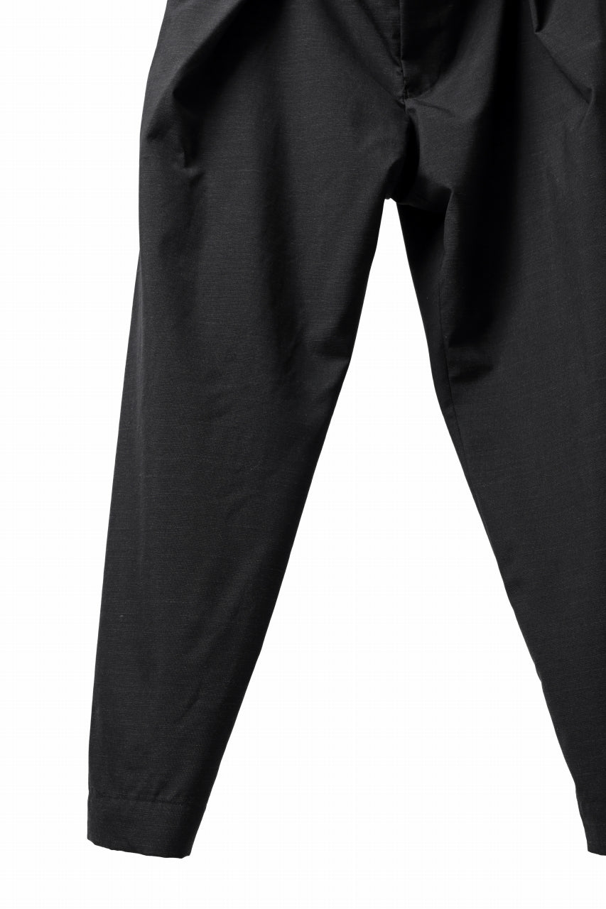 COLINA TUCK SLACKS / WASHABLE WOOL TROPICAL CLOTH (BLACK GREY)