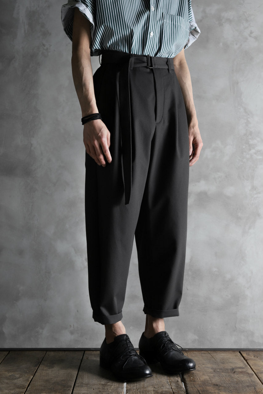 KAZUYUKI KUMAGAI Wide Tapered Trousers with Belt / Compact Strong Twill (DARK GREY)