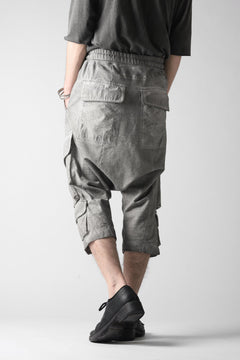 Load image into Gallery viewer, A.F ARTEFACT SWITCHING CROPPED CARGO SAROUEL / DYED COMBI FABRIC (GREY)