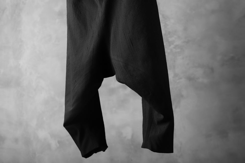 Load image into Gallery viewer, SOSNOVSKA exclusive NARROW CLOWN PANTS / SCRATCHED SILK (BLACK)