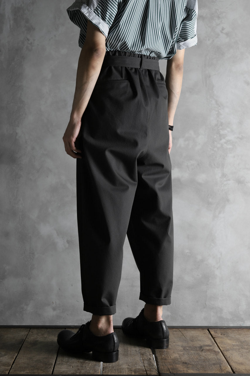 KAZUYUKI KUMAGAI Wide Tapered Trousers with Belt / Compact Strong Twill (DARK GREY)