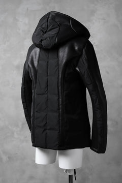 Load image into Gallery viewer, A.F ARTEFACT CURVE SEAM HOODED JACKET / SHEARLING BOA FABRIC + DOWN