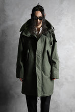 Load image into Gallery viewer, KLASICA WATER FALL MODS COAT / Ventile® UK L24 (OLIVE)