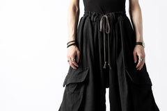 Load image into Gallery viewer, A.F ARTEFACT DRAWSTRING-HEM WIDE CARGO PANTS (BLACK)