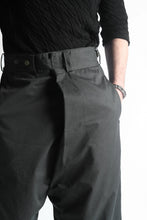 画像をギャラリービューアに読み込む, daska wrap cropped pants / organic chino (SUMI-KURO)