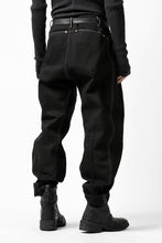 Load image into Gallery viewer, incarnation SELVEDGE JEAN TUCK TAPERED TROUSERS / ITALY 12oz DENIM (PIECE DYED BLACK)