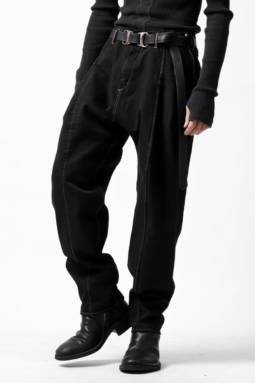 Load image into Gallery viewer, incarnation SELVEDGE JEAN TUCK TAPERED TROUSERS / ITALY 12oz DENIM (PIECE DYED BLACK)