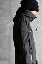Load image into Gallery viewer, N/07 schoeller® Pro-Tech System Hooded Jacket / Black Grosgrain