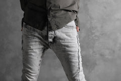 Load image into Gallery viewer, masnada EMBEDDED SLIM PANTS / DENIM ELASTICZZATO (CHALK)