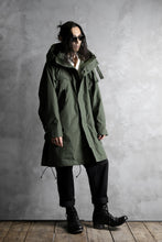 Load image into Gallery viewer, KLASICA WATER FALL MODS COAT / Ventile® UK L24 (OLIVE)