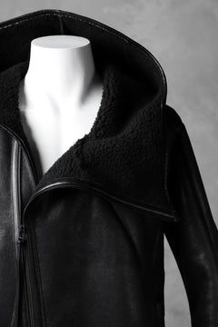 Load image into Gallery viewer, A.F ARTEFACT CURVE SEAM HOODED JACKET / SHEARLING BOA FABRIC + DOWN