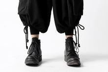 Load image into Gallery viewer, A.F ARTEFACT DRAWSTRING-HEM WIDE CARGO PANTS (BLACK)