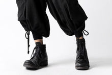 Load image into Gallery viewer, A.F ARTEFACT DRAWSTRING-HEM WIDE CARGO PANTS (BLACK)