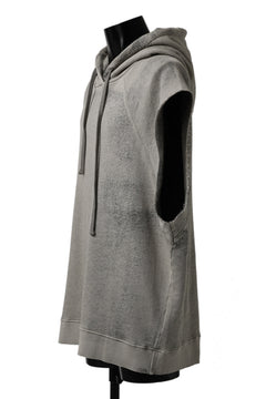 Load image into Gallery viewer, thomkrom SPLAY DYED SLEEVELESS HOODIE TOPS  / FRENCH TERRY ORGANIC (SAND)