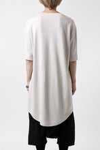 Load image into Gallery viewer, LEMURIA BIAS HENRY NECK S/S TOP / DELAVIS PUNCH ROME (PEARL)