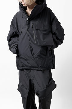 Load image into Gallery viewer, D-VEC x ALMOSTBLACK HOODED JACKET / GORE-TEX PRODUCT 2L PRIMALOFT SHELL (BLACK)