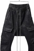 Load image into Gallery viewer, A.F ARTEFACT COATED CARGO SARROUEL-SKINNY PANTS / HI-STRETCH DENIM (BLACK)