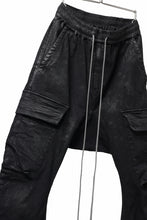 Load image into Gallery viewer, A.F ARTEFACT COATED CARGO SARROUEL-SKINNY PANTS / HI-STRETCH DENIM (BLACK)