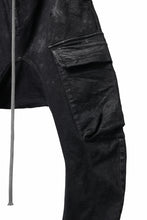 Load image into Gallery viewer, A.F ARTEFACT COATED CARGO SARROUEL-SKINNY PANTS / HI-STRETCH DENIM (BLACK)