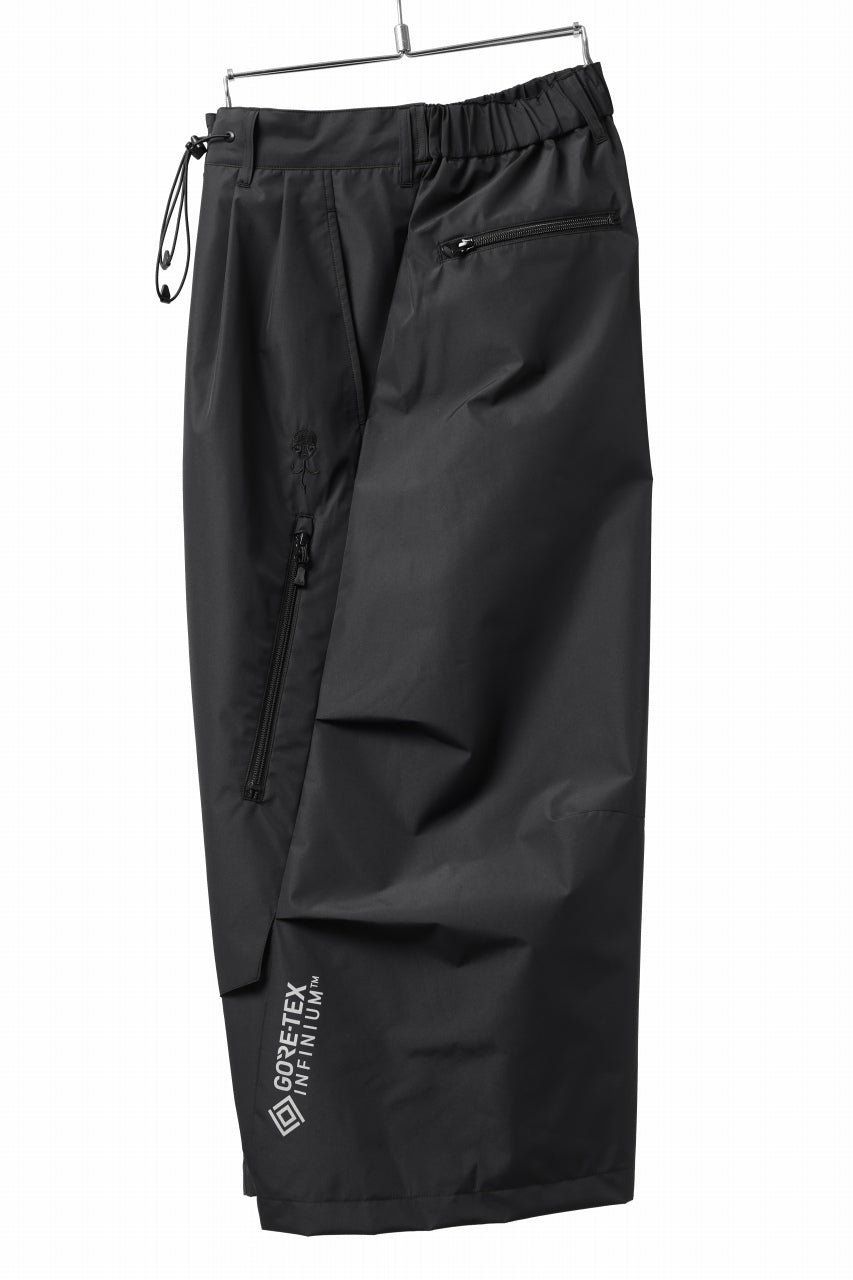 Load image into Gallery viewer, D-VEC x ALMOSTBLACK WIDE CROPPED TROUSERS / GORE-TEX INFINIUM™ POLARIS 2L (BLACK)