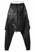 Load image into Gallery viewer, A.F ARTEFACT ZIPPER CARGO SARROUEL-JOGGER PANTS / STRETCH SHEEP LEATHER (BLACK)