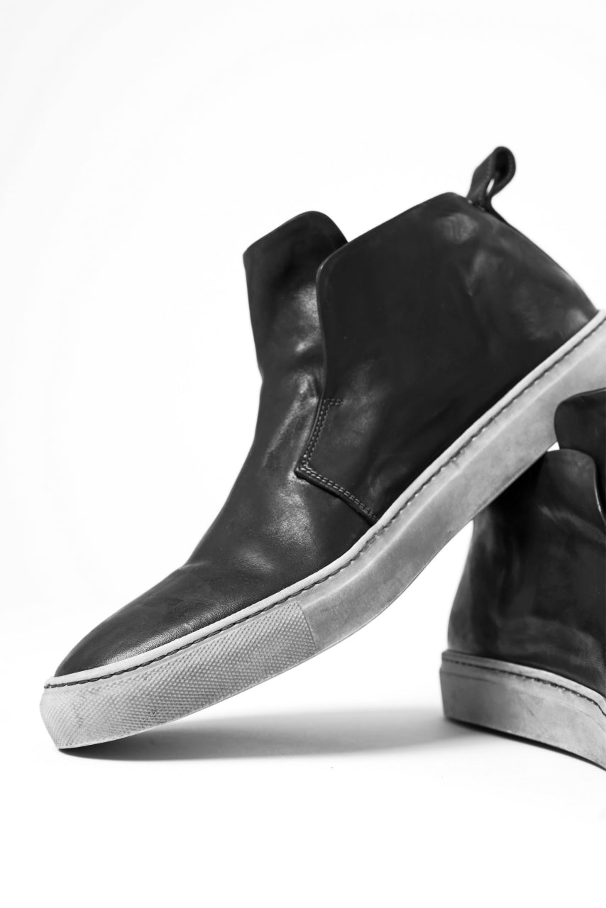 Load image into Gallery viewer, incarnation exclusive HORSE LEATHER ELASTIC SHORT SNEAKER (PIECE DYED BLACK x WHITE)