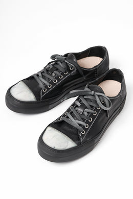 incarnation exclusive HORSE LEATHER LOW CUT LACE UP SNEAKER (PIECE DYED BLACK & WHITE CHIP)