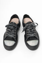 Load image into Gallery viewer, incarnation exclusive HORSE LEATHER LOW CUT LACE UP SNEAKER (PIECE DYED BLACK &amp; WHITE CHIP)