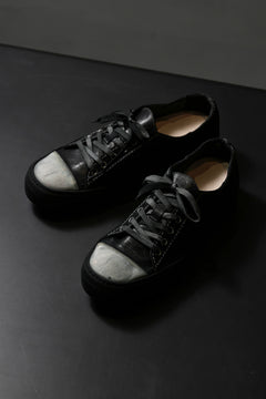 Load image into Gallery viewer, incarnation exclusive HORSE LEATHER LOW CUT LACE UP SNEAKER (PIECE DYED BLACK &amp; WHITE CHIP)