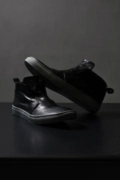 Load image into Gallery viewer, incarnation exclusive HORSE LEATHER ELASTIC SHORT SNEAKER (PIECE DYED BLACK x WHITE)