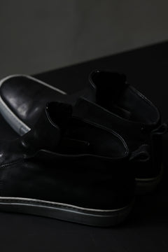 Load image into Gallery viewer, incarnation exclusive HORSE LEATHER ELASTIC SHORT SNEAKER (PIECE DYED BLACK x WHITE)