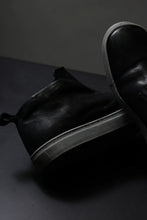 Load image into Gallery viewer, incarnation exclusive HORSE LEATHER ELASTIC SHORT SNEAKER (PIECE DYED BLACK x WHITE)