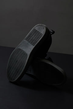 Load image into Gallery viewer, incarnation exclusive HORSE LEATHER ELASTIC SHORT SNEAKER (PIECE DYED BLACK x WHITE)