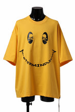 Load image into Gallery viewer, mastermind JAPAN FACE LOGO TEE / BOXY FIT (YELLOW)