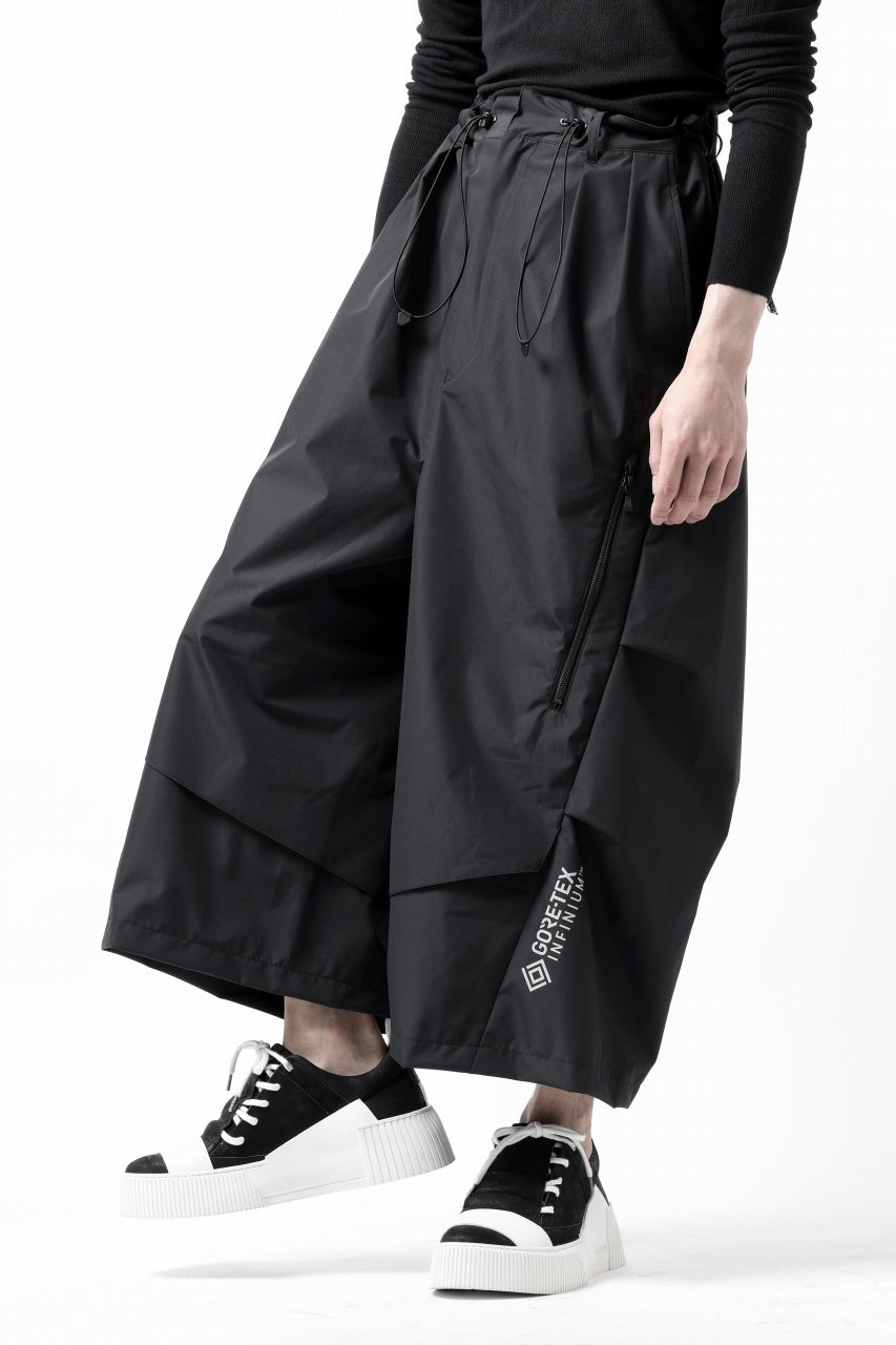 Load image into Gallery viewer, D-VEC x ALMOSTBLACK WIDE CROPPED TROUSERS / GORE-TEX INFINIUM™ POLARIS 2L (BLACK)