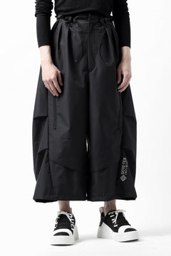 Load image into Gallery viewer, D-VEC x ALMOSTBLACK WIDE CROPPED TROUSERS / GORE-TEX INFINIUM™ POLARIS 2L (BLACK)