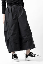 Load image into Gallery viewer, D-VEC x ALMOSTBLACK WIDE CROPPED TROUSERS / GORE-TEX INFINIUM™ POLARIS 2L (BLACK)