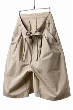 Load image into Gallery viewer, D-VEC WIDE FLARED SHORTS / W WATER REPELLENT NYLON TAFFETA (PEACH BEIGE)