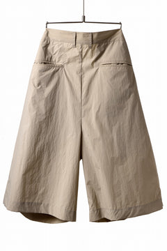 Load image into Gallery viewer, D-VEC WIDE FLARED SHORTS / W WATER REPELLENT NYLON TAFFETA (PEACH BEIGE)
