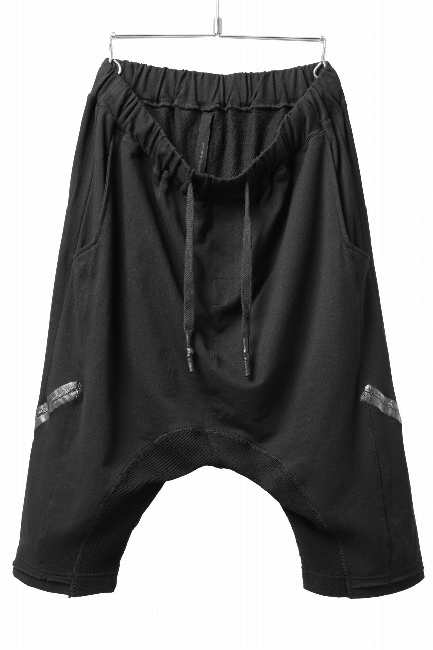FIRST AID TO THE INJURED SEAM TAPED SHORTS / SWITCHING FIRST AID TO THE INJURED SEAM TAPED SHORTS / SWITCHING