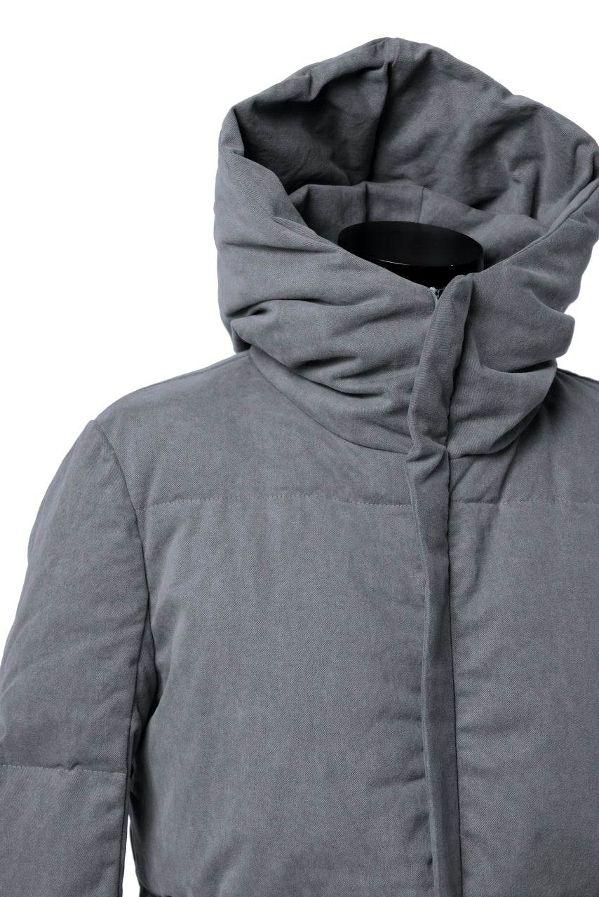 Load image into Gallery viewer, daub HOODED MEDIUM COAT / GOOSE DOWN + DYEING STRETCH TWILL COTTON (GREY)