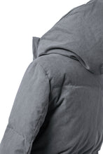 Load image into Gallery viewer, daub HOODED MEDIUM COAT / GOOSE DOWN + DYEING STRETCH TWILL COTTON (GREY)
