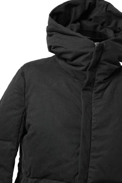 Load image into Gallery viewer, daub HOODED MEDIUM COAT / GOOSE DOWN + DYEING STRETCH TWILL COTTON (BLACK)