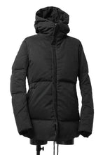 Load image into Gallery viewer, daub HOODED MEDIUM COAT / GOOSE DOWN + DYEING STRETCH TWILL COTTON (BLACK)