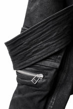 Load image into Gallery viewer, A.F ARTEFACT COATED FLAP-DETAIL SLIM CARGO PANTS / HI-STRETCH DENIM (BLACK)