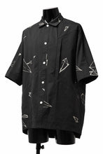 Load image into Gallery viewer, A.F ARTEFACT PYRA PATTERN PRINT SWITCHING HALF SLEEVE SHIRT (BLACK)