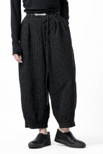 Load image into Gallery viewer, KLASICA GOSSE TWO TUCKED TROUSERS / LIGHT WEIGHT BLUR STRIPES (INK BLACK)