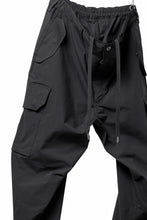 Load image into Gallery viewer, ISAMU KATAYAMA BACKLASH WIDE CARGO PANTS / STRETCH TYPEWRITER CLOTH (BLACK)