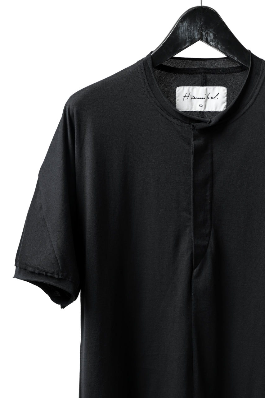 Hannibal. Hidden Button Placket T-Shirt / adrian 111. (DRY BLACK)